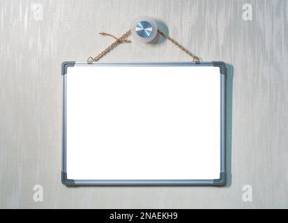 Dekorative Tafel, mit Kopierbereich für Text, hängt an einem Seil an einer Wand mit Tapete. Modell für Konstruktion. Leeres Poster. Stockfoto