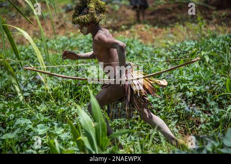 Der junge Huli-Stamm, Mitglied im Tari-Tal in den südlichen Highlands von Papua-Neuguinea, trägt eine Perücke, die als Teil seines Übergangs ins Erwachsenenalter gefertigt wurde. Stockfoto