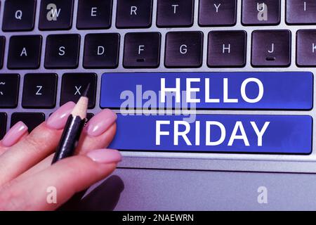 Schild mit der Aufschrift „Hello Friday“. Geschäftskonzept Grüße an Freitagen, da die Arbeitswoche zu Ende ist Stockfoto