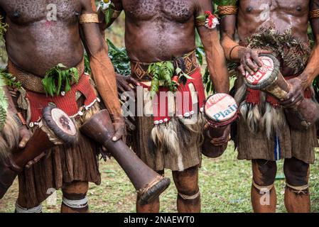 Huli-Stammesangehörige mit Trommeln im Tari-Tal in den südlichen Highlands von Papua-Neuguinea. Stockfoto