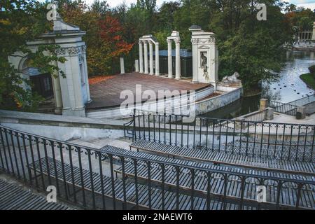 Bühne eines römisch beeinflussten Amphitheaters im Freien auf dem Wasser im Royal Baths Park in Warschau vom Auditorium aus gesehen Stockfoto