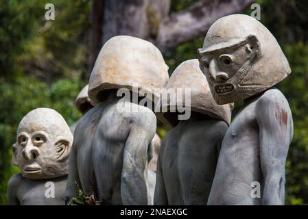 Die Mudmen von Papua-Neuguinea sind diejenigen, die ein traditionelles Kostüm um Schlammmasken herum tragen. Die sind aus der Provinz Chguga im Westen Stockfoto