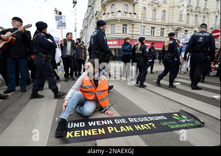 Wien, Österreich. 13. Februar 2023 Die Straßenblockade der letzten Generation in der Sezession in Wien Stockfoto