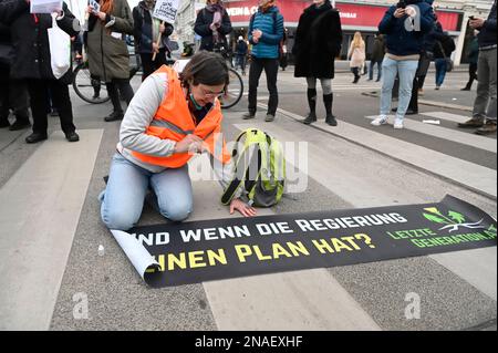 Wien, Österreich. 13. Februar 2023 Die Straßenblockade der letzten Generation in der Sezession in Wien Stockfoto