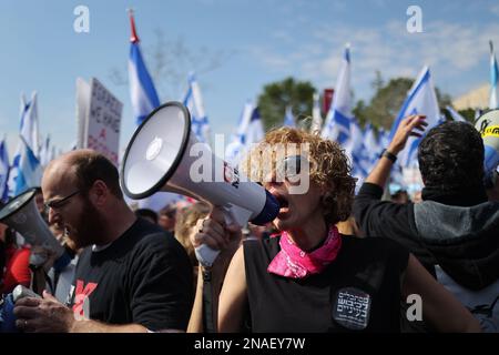 Jerusalem, Israel. 13. Februar 2023. Israelis beteiligen sich an einem Protest gegen die rechte Regierung außerhalb der Knesset. Kredit: Ilia Yefimovich/dpa/Alamy Live News Stockfoto