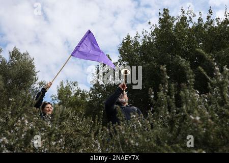 Jerusalem, Israel. 13. Februar 2023. Israelis beteiligen sich an einem Protest gegen die rechte Regierung außerhalb der Knesset. Kredit: Ilia Yefimovich/dpa/Alamy Live News Stockfoto