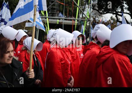 Jerusalem, Israel. 13. Februar 2023. Israelis beteiligen sich an einem Protest gegen die rechte Regierung außerhalb der Knesset. Kredit: Ilia Yefimovich/dpa/Alamy Live News Stockfoto