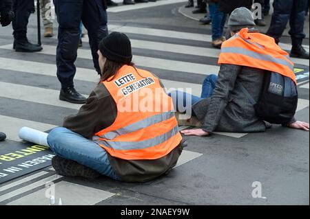 Wien, Österreich. 13. Februar 2023 Die Straßenblockade der letzten Generation in der Sezession in Wien Stockfoto