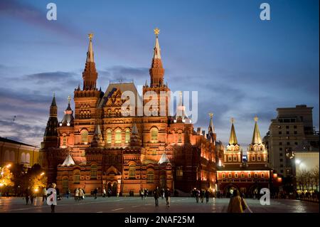 Das staatliche historische Museum befindet sich im Hintergrund des Roten Platzes von Moskau; Moskau, Russland Stockfoto