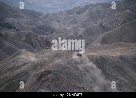 Geländefahrzeuge werfen Staub in den Calico Mountains in der Nähe der Geisterstadt Calico, CA. Dieser Bereich wird von ORVs stark beansprucht und das zeigt sich Stockfoto