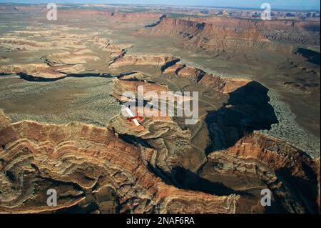 Ein kleines Flugzeug fliegt über dem Canyonlands-Nationalpark, Utah, USA Stockfoto