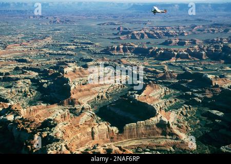 Ein kleines Flugzeug fliegt über dem Canyonlands-Nationalpark, Utah, USA Stockfoto