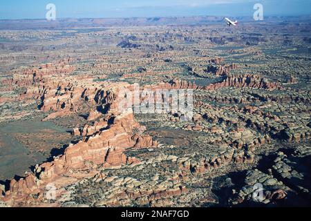 Ein kleines Flugzeug fliegt über dem Canyonlands-Nationalpark, Utah, USA Stockfoto