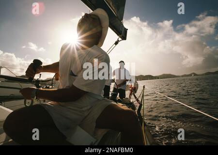 Segeln vor der Insel Grenada in der Karibik. Szene vom 2011 Mt. Gay Rum Yachtrennen, das die Insel Grenada umrundet Stockfoto