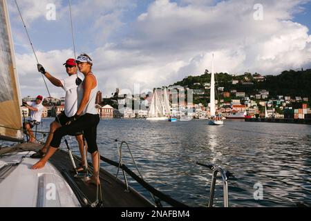 Segeln vor der Insel Grenada in der Karibik. Szene vom 2011 Mt. Gay Rum Yachtrennen, das die Insel Grenada umrundet Stockfoto