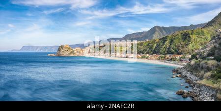 Luftaufnahme von oben auf den Sandstrand von Tyrrhenischen Meeresbucht Golf Küste Küste von schönen Küstenstadt Dorf Scilla mit grünen Hügel und Sizilien Insel Rücken Stockfoto