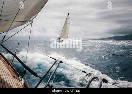 Segeln vor der Insel Grenada in der Karibik. Szene vom 2011 Mt. Gay Rum Yachtrennen, das die Insel Grenada umrundet Stockfoto