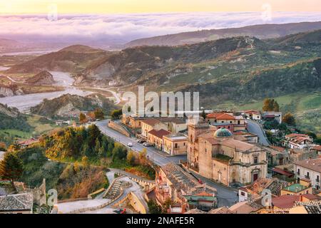 Fantastischer Sonnenaufgang über dem berühmten mittelalterlichen Dorf Stilo in Kalabrien. Blick auf die Stadt und das Tal. Standort: Stilo, Süditalien. Kalabrien. Europa Stockfoto