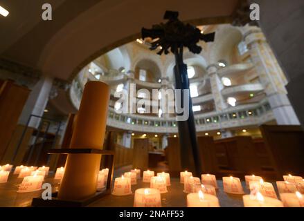 Dresden, Deutschland. 13. Februar 2023. Sogenannte Friedenslichter brennen unter dem zerstörten Turmkreuz der Frauenkirche zum 78. Jahrestag der Zerstörung Dresdens im Zweiten Weltkrieg Am 13. Februar erinnert die Hauptstadt Dresden an die Zerstörung der Stadt im Zweiten Weltkrieg vor 78 Jahren. Am 13. Und 14. Februar 1945 reduzierten die alliierten Bomber das Zentrum der Stadt auf der Elbe in Schutt und Asche. Bis zu 25.000 Menschen haben ihr Leben verloren. Kredit: Robert Michael/dpa/Alamy Live News Stockfoto