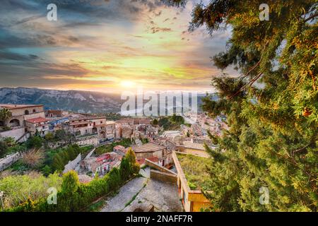Fantastischer Sonnenaufgang über dem berühmten mittelalterlichen Dorf Stilo in Kalabrien. Blick auf die Stadt und das Tal. Standort: Stilo, Süditalien. Kalabrien. Europa Stockfoto