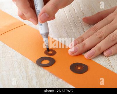 Papierhandwerk. Heimwerker-Tiermaske. Schritt 8: Hinzufügen von Gesichtsmerkmalen zur Tiermaske Stockfoto