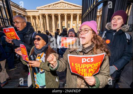 London, Großbritannien. 13. Februar 2023. Mitarbeiter des British Museum, die Mitglieder der PCS-Gewerkschaft sind, bilden draußen eine Streikpostenlinie. Angesichts der Krise der Lebenshaltungskosten drängen sie auf mehr Lohn. Kredit: Guy Bell/Alamy Live News Stockfoto
