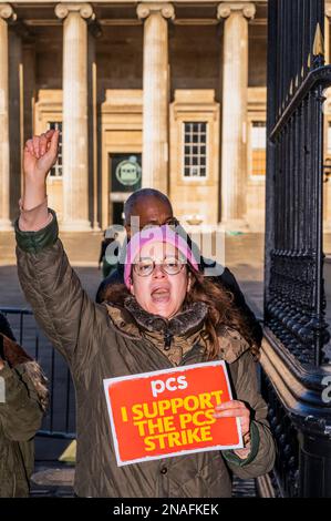 London, Großbritannien. 13. Februar 2023. Mitarbeiter des British Museum, die Mitglieder der PCS-Gewerkschaft sind, bilden draußen eine Streikpostenlinie. Angesichts der Krise der Lebenshaltungskosten drängen sie auf mehr Lohn. Kredit: Guy Bell/Alamy Live News Stockfoto