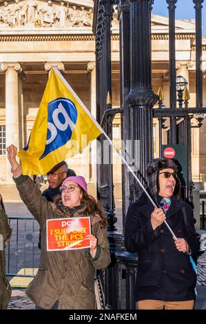 London, Großbritannien. 13. Februar 2023. Mitarbeiter des British Museum, die Mitglieder der PCS-Gewerkschaft sind, bilden draußen eine Streikpostenlinie. Angesichts der Krise der Lebenshaltungskosten drängen sie auf mehr Lohn. Kredit: Guy Bell/Alamy Live News Stockfoto