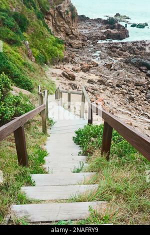 Strandtreppe, die zum Wasserrand führt. Stockfoto