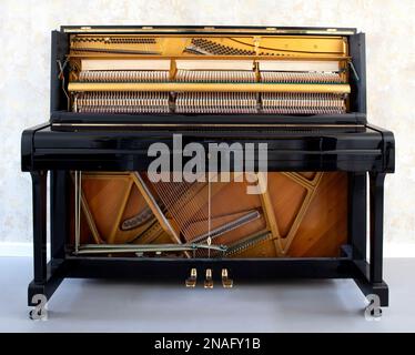 Details zum Klaviermechanik-Hammer - Schnur, Stifte und Hämmer, Klavier von 1973 Stockfoto