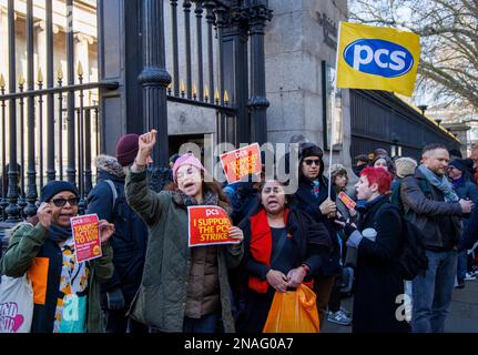 London, Großbritannien. 13. Februar 2023. Mitglieder der PCS Union, der Gewerkschaft des öffentlichen Dienstes, halten eine Streikpostenlinie vor den Toren des Britischen Museums. Die Aktion Tye wird sich auf Häfen, Grenzen und alle Verkehrsbereiche auswirken. Kredit: Mark Thomas/Alamy Live News Stockfoto