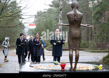 13. Februar 2023, Sachsen, Dresden: Natalie Toms (2. von links), Chargé d'Affaires Britische Botschaft Berlin, Andrea Hoffmannova (M), stellvertretende Bürgermeisterin der Zwillingsstadt Ostrava, und Dirk Hilbert (FDP, r), Oberbürgermeister von Dresden, legten weiße Rosen auf die Bronzeskulptur „Trauermäulein“ des polnischen Künstlers Maladakgorzata Friedhof Heidakowska. Am 13. Februar erinnert die Hauptstadt Dresden an die Zerstörung der Stadt während des Zweiten Weltkriegs vor 78 Jahren. Am 13. Und 14. Februar 1945 reduzierten die alliierten Bomber das Zentrum der Stadt auf der Elbe in Schutt und Asche. Bis zu 25.000 Menschen verloren ihre Liv Stockfoto