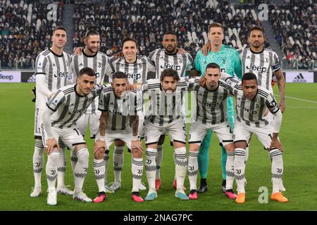 Turin, Italien, 12. Februar 2023. Die Juventus, die elf beginnen, stellen sich vor dem Anstoß für ein Teamfoto auf, hintere Reihe ( L bis R ); Dusan Vlahovic, Adrien Rabiot, Federico Chiesa, Gleison Bremer, Wojciech Szczesny und Danilo in der ersten Reihe ( L bis R ); Filip Kostic, Angel Di Maria, Manuel Locatelli, Mattia De Sciglio und Alex Sandro im Allianz-Stadion in Turin. Der Bildausdruck sollte lauten: Jonathan Moscrop/Sportimage Stockfoto