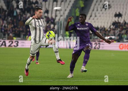 Turin, Italien, 12. Februar 2023. Mattia De Sciglio von Juventus kontrolliert den Ball, während er in den Strafraum einbricht, während Alfred Duncan von ACF Fiorentina während des Spiels der Serie A im Allianz Stadium in Turin hinter ihm her ist. Der Bildausdruck sollte lauten: Jonathan Moscrop/Sportimage Stockfoto