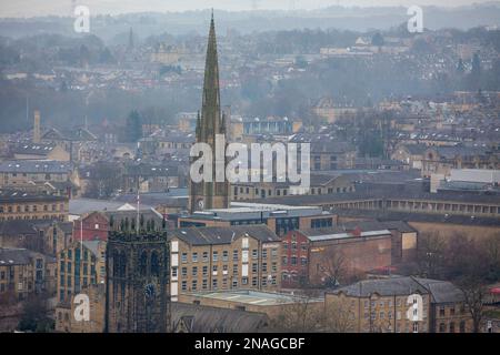 Halifax ist eine Minster- und Marktstadt im Metropolitan Borough of Calderdale in West Yorkshire, England. Es ist das Handels-, Kultur- und Verwaltungszentrum des Bezirks und der Hauptsitz des Calderdale Council. Im 15. Jahrhundert wurde die Stadt zu einem wirtschaftlichen Zentrum des alten West Riding of Yorkshire, vor allem in der Wollherstellung. Halifax ist die größte Stadt im Großraum Calderdale. Halifax war während der industriellen Revolution eine florierende Mühlenstadt. Stockfoto