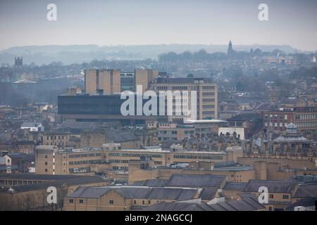 Halifax ist eine Minster- und Marktstadt im Metropolitan Borough of Calderdale in West Yorkshire, England. Es ist das Handels-, Kultur- und Verwaltungszentrum des Bezirks und der Hauptsitz des Calderdale Council. Im 15. Jahrhundert wurde die Stadt zu einem wirtschaftlichen Zentrum des alten West Riding of Yorkshire, vor allem in der Wollherstellung. Halifax ist die größte Stadt im Großraum Calderdale. Halifax war während der industriellen Revolution eine florierende Mühlenstadt. Stockfoto