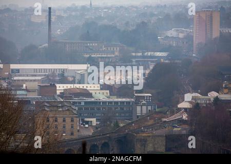 Halifax ist eine Minster- und Marktstadt im Metropolitan Borough of Calderdale in West Yorkshire, England. Es ist das Handels-, Kultur- und Verwaltungszentrum des Bezirks und der Hauptsitz des Calderdale Council. Im 15. Jahrhundert wurde die Stadt zu einem wirtschaftlichen Zentrum des alten West Riding of Yorkshire, vor allem in der Wollherstellung. Halifax ist die größte Stadt im Großraum Calderdale. Halifax war während der industriellen Revolution eine florierende Mühlenstadt. Stockfoto