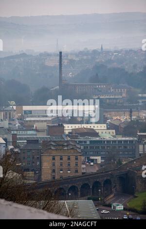 Halifax ist eine Minster- und Marktstadt im Metropolitan Borough of Calderdale in West Yorkshire, England. Es ist das Handels-, Kultur- und Verwaltungszentrum des Bezirks und der Hauptsitz des Calderdale Council. Im 15. Jahrhundert wurde die Stadt zu einem wirtschaftlichen Zentrum des alten West Riding of Yorkshire, vor allem in der Wollherstellung. Halifax ist die größte Stadt im Großraum Calderdale. Halifax war während der industriellen Revolution eine florierende Mühlenstadt. Stockfoto