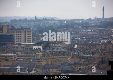 Halifax ist eine Minster- und Marktstadt im Metropolitan Borough of Calderdale in West Yorkshire, England. Es ist das Handels-, Kultur- und Verwaltungszentrum des Bezirks und der Hauptsitz des Calderdale Council. Im 15. Jahrhundert wurde die Stadt zu einem wirtschaftlichen Zentrum des alten West Riding of Yorkshire, vor allem in der Wollherstellung. Halifax ist die größte Stadt im Großraum Calderdale. Halifax war während der industriellen Revolution eine florierende Mühlenstadt. Stockfoto