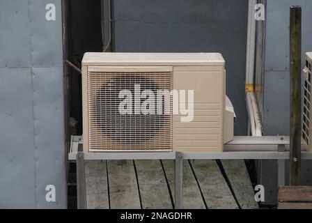 Belüftung der außerhalb des Gebäudes installierten Klimaanlage Tai O Fischerdorf - Lantau Island, Hongkong, China. Stockfoto