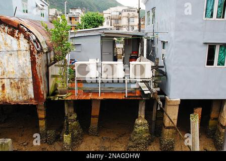 Belüftung der außerhalb des Gebäudes installierten Klimaanlage Primitive Häuser auf Pfählen im Fischerdorf Tai O - Lantau Island, Hongkong, China. Stockfoto