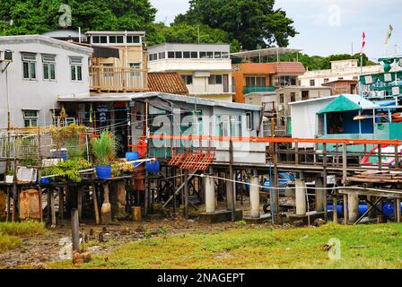 Tai O Fischerdorf, Lantau Island. Primitive Blechhäuser stehen auf Pfählen. Eine beliebte Touristenattraktion in Hongkong. Stockfoto