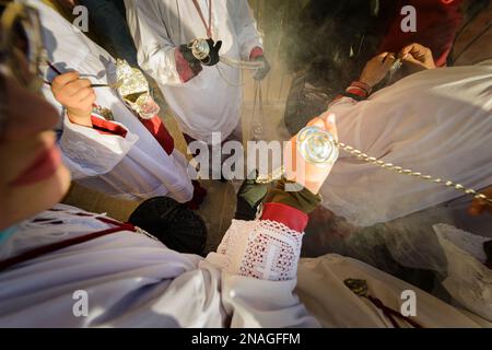 Arahal. Sevilla. Spanien. 14. April 2022. Gefolgsleute der Bruderschaft La Misericordia aus Arahal (Sevilla), die den Weihrauch für den Prozess vorbereiten Stockfoto