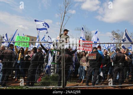 Jerusalem, Israel. 13. Februar 2023. Israelis halten während eines Protests gegen die rechte Regierung Flaggen und Plakate. Kredit: Ilia Yefimovich/dpa/Alamy Live News Stockfoto