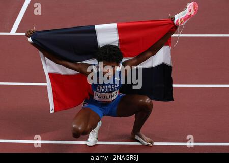 06. AUGUST 2021 – Tokio, Japan: Marileidy PAULINO von der Dominikanischen Republik feiert den Gewinn der Silbermedaille in der Athletics Women's 400m bei den Olympischen Spielen 2020 in Tokio (Foto: Mickael Chavet/RX) Stockfoto