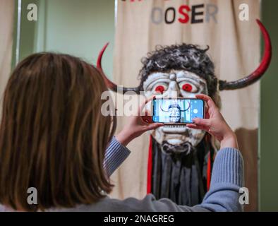 Warwickshire, England.13. februar 2023 Compton Verney richtet die erste Ausstellung aus, die den britischen Volkskleidung und Bräuchen gewidmet ist. Lecia, 24, Selfie mit dem dunkelsten Ooser: Holzkopf mit Stoff. Diese Maske erhält einen Platz in der Dorset Volkskultur, wird aus dem Museum entfernt für die Verwendung in lokalen Morris Tanzprozessionen, die von den Wessex Morris Men am bothSt Georges Day und May DayCompton Verney vom 11. Februar bis 11. Juni 2023 durchgeführt werden.Paul Quezada-Neiman/Alamy Live News Stockfoto