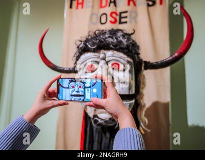 Warwickshire, England.13. februar 2023 Compton Verney richtet die erste Ausstellung aus, die den britischen Volkskleidung und Bräuchen gewidmet ist. Lecia, 24, Selfie mit dem dunkelsten Ooser: Holzkopf mit Stoff. Diese Maske erhält einen Platz in der Dorset Volkskultur, wird aus dem Museum entfernt für die Verwendung in lokalen Morris Tanzprozessionen, die von den Wessex Morris Men am bothSt Georges Day und May DayCompton Verney vom 11. Februar bis 11. Juni 2023 durchgeführt werden.Paul Quezada-Neiman/Alamy Live News Stockfoto