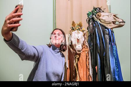 Warwickshire, England.13. februar 2023 Compton Verney richtet die erste Ausstellung aus, die den britischen Volkskleidung und Bräuchen gewidmet ist. Lecia, 24, macht ein Selfie mit dem Penglaz/Golowan. Das Hobby Horse, das vor nicht allzu langer Zeit mit dem Land's End mummerte, war die Art, die aus einem Pferdeschädel besteht, der von einem Mann mit Fell- oder Leinenbezug auf einem Stock gehalten wird, Und hatte seinen eigenen Namen in der Cornish Language Penglas oder „Grey head.Compton Verney“ vom 11. Februar bis 11. Juni 2023.Paul Quezada-Neiman/Alamy Live News Stockfoto