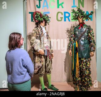 Warwickshire, England.13. februar 2023 Compton Verney richtet die erste Ausstellung aus, die den britischen Volkskleidung und Bräuchen gewidmet ist. Hastings Jack im Grünen. Der Brauch stammt aus britischer Folklore und begann als Teil der englischen Feierlichkeiten am Mai im 17. Jahrhundert. Die Stadtbevölkerung schuf eine Girlande aus Blumen und Blättern, die die Mädchen trugen, während sie um die Maypole tanzten. Compton Verney vom 11. Februar bis 11. Juni 2023. Paul Quezada-Neiman/Alamy Live News Stockfoto