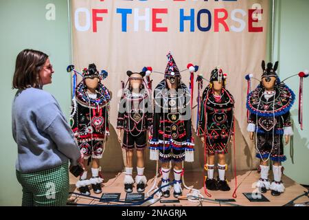 Warwickshire, England.13. februar 2023 Compton Verney richtet die erste Ausstellung aus, die den britischen Volkskleidung und Bräuchen gewidmet ist. Einmal im Jahr umkreisen junge Mädchen im Dorf St. Margaret's Hope in South Ronaldsay, Orkney, den Platz, gekleidet als arbeitende Pferde, komplett mit Kragen und Kopfschmuck in Kostümen, die vom 11. Februar bis 11. Juni 2023 über generations..Compton Verney übergeben werden.Paul Quezada-Neiman/Alamy Live News Stockfoto